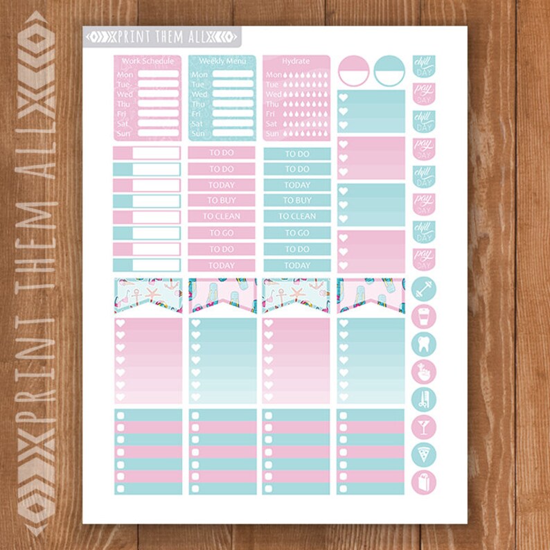 Puede incluir: Un conjunto de pegatinas de planificador imprimibles con un esquema de color rosa y azul. Las pegatinas incluyen un horario de trabajo, un men&uacute; semanal, un rastreador de hidrataci&oacute;n, listas de tareas y varios otros iconos.