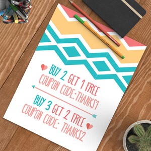 Puede incluir: Un patr&oacute;n geom&eacute;trico blanco y azul con corazones rosas sobre un fondo blanco. El texto dice "COMPRA 2, LLEVA 1 GRATIS C&Oacute;DIGO DE CUP&Oacute;N: THANKS1" y "COMPRA 3, LLEVA 2 GRATIS C&Oacute;DIGO DE CUP&Oacute;N: THANKS2".