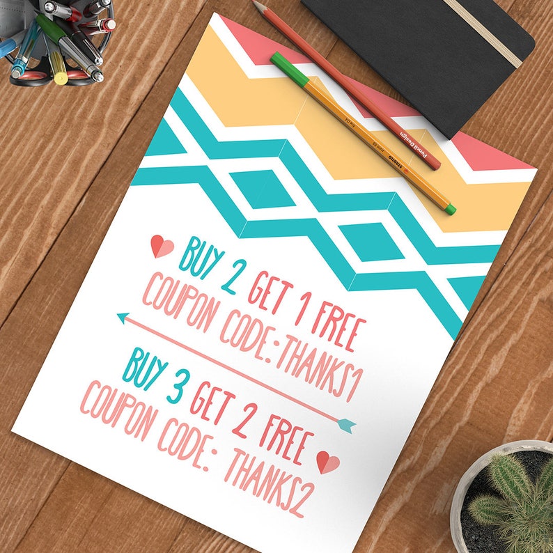 K&ouml;nnte beinhalten: Ein wei&szlig;-blaues geometrisches Muster mit rosa Herzen auf wei&szlig;em Hintergrund. Der Text lautet "KAUFE 2, BEKOMME 1 GRATIS GUTSCHEINCODE: THANKS1" und "KAUFE 3, BEKOMME 2 GRATIS GUTSCHEINCODE: THANKS2".