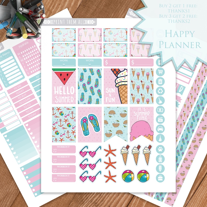 K&ouml;nnte beinhalten: Ein Set farbenfroher Sommer-Planer-Sticker mit Eiswaffeln, Flip-Flops, Wassermelone, Strandb&auml;llen, Sonnenbrillen und einem Seestern. Die Sticker sind auf wei&szlig;em Hintergrund mit rosa und blauen Akzenten. Der Text "Happy Planner" befindet sich in der oberen rechten Ecke des Bildes.