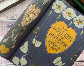 La niña de al lado, de Geraldine Mockler; encuadernación floral Art Nouveau.