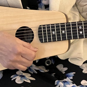 Grande 6 String Guitar: Standard Tuning, Beautiful Walnut and Spruce, Lovely Rich Voice, Compact Size, Built-in Pickup Number 487 画像 2