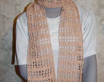 Echarpe beige/rosé crochetée main en laine et acrylique