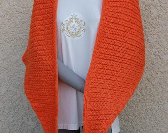 Châle tricoté main de couleur orange avec un point fantaisie