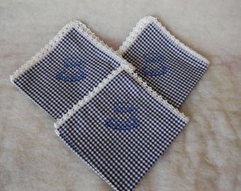 12 serviettes de table brodées machine en vichy bleu avec liseret crocheté main