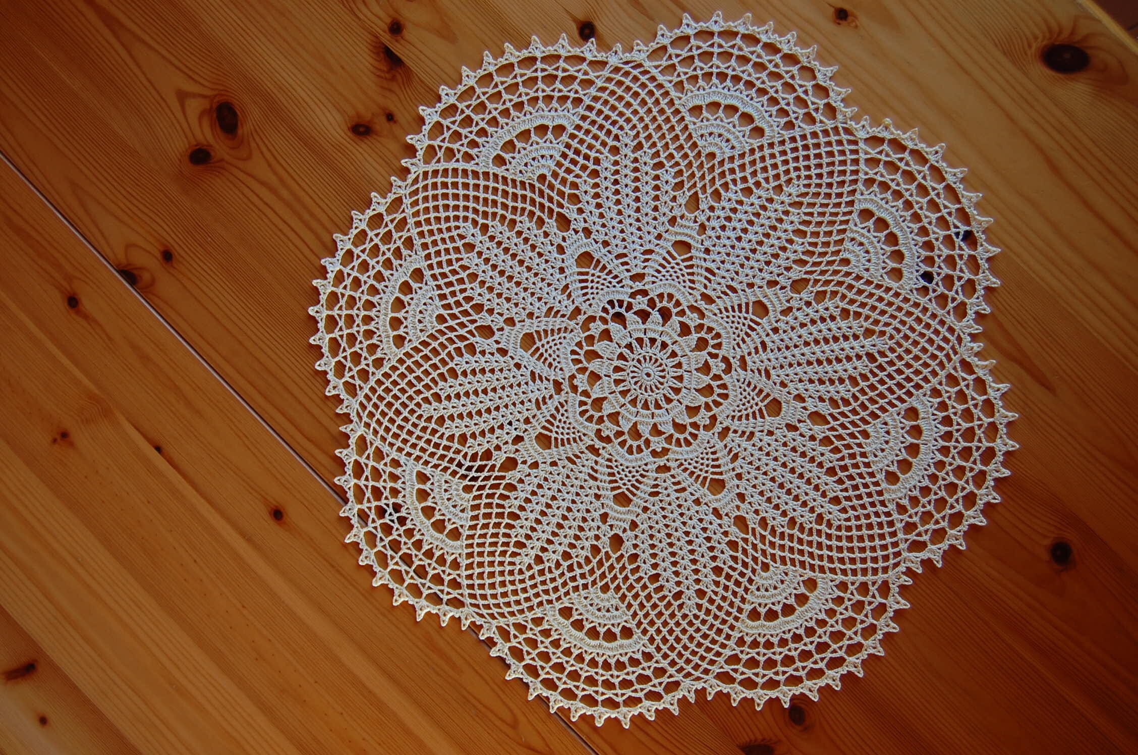 Napperon Rond en Coton de Couleur Jaune Pale Crocheté Main