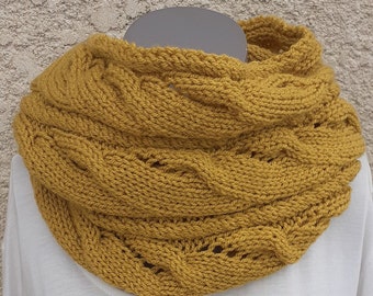 Snood ou écharpe fermée tricoté main de couleur ocre avec un dessin fantaisie