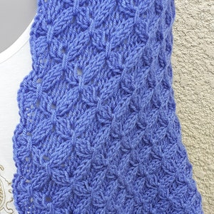 Châle tricoté main de couleur bleu au point smock image 4