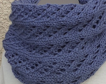 Snood ou écharpe fermée tricoté main de couleur bleu avec un point fantaisie