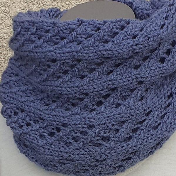 Snood ou écharpe fermée tricoté main de couleur bleu avec un point fantaisie