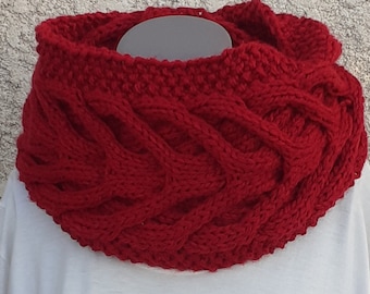 Snood tricoté main de couleur rouge avec des mailles croisées