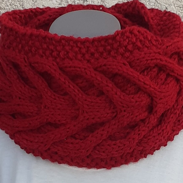 Snood tricoté main de couleur rouge avec des mailles croisées