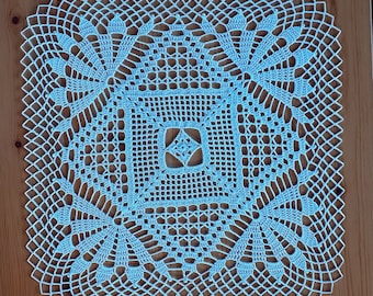 Napperon carré crocheté main de couleur écru de 35 cm X 35 cm