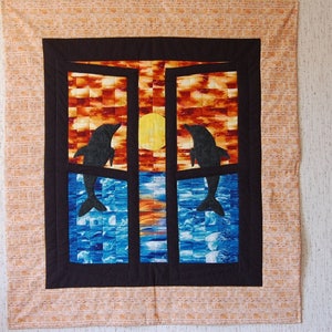 Peut inclure: Une tenture murale matelassée représentant une scène de coucher de soleil avec deux dauphins sautant à travers une fenêtre. La fenêtre est encadrée de noir et l'arrière-plan est un motif de briques.