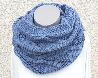 Snood tricoté main de couleur bleu jeans avec un point fantaisie