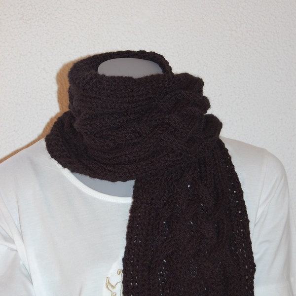 Echarpe noire tricotée main avec des torsades