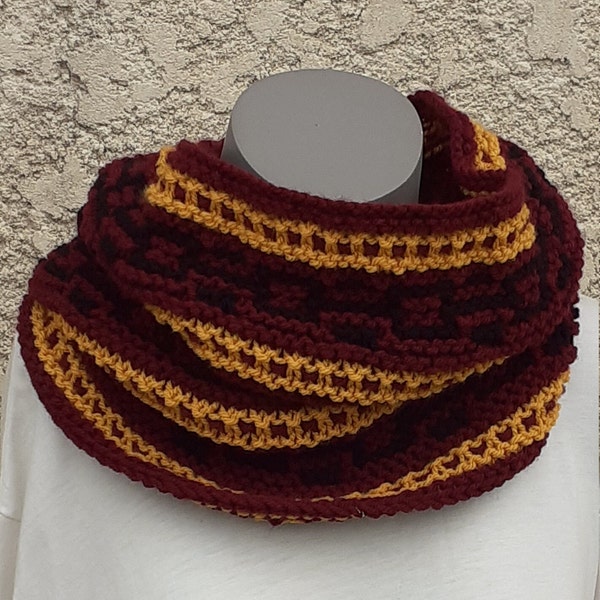 Snood ou col fermé tricoté main de couleur ocre, noir et bordeaux