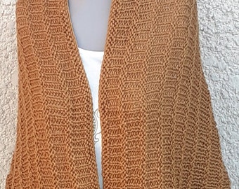 Châle tricoté main de couleur ocre avec un point fantaisie