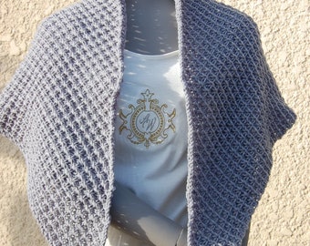 Châle tricoté main de couleur bleu gris en point fantaisie