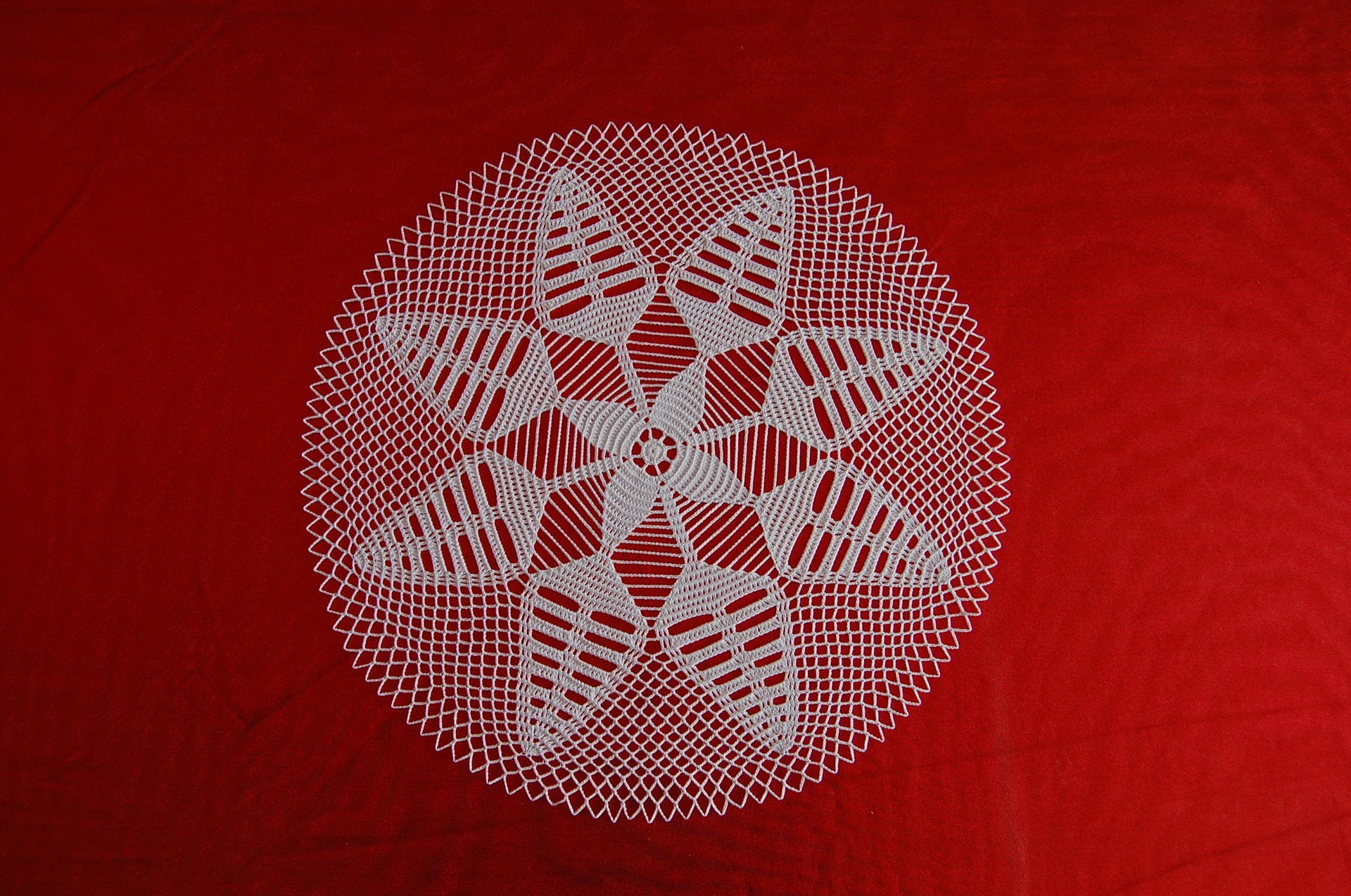 Napperon Rond Blanc avec Motifs Feuilles Crocheté Main de 34 cm