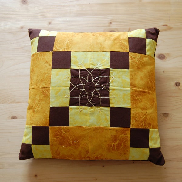 Housse de coussin en patchwork couleur marron, jaune