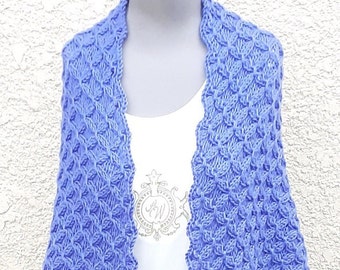 Châle tricoté main de couleur bleu au point smock