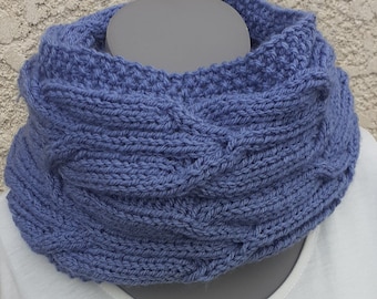 Snood tricoté main de couleur bleu jeans avec des mailles croisées