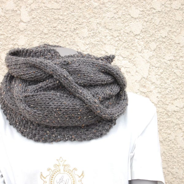 Snood tricoté main de couleur gris foncé chiné avec des mailles croisées