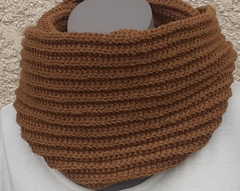 Snood tricoté main de couleur ocre foncé ou moutarde avec des côtes