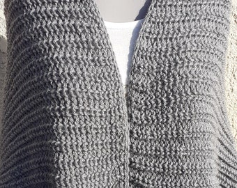 Châle tricoté main de couleur gris au point côtes perlées