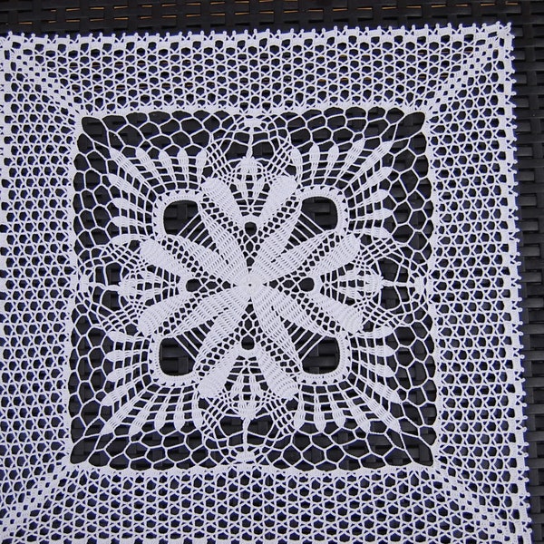 Napperon carré blanc crocheté main