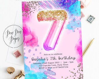 Puede incluir: Una invitación de cumpleaños rosa y azul con purpurina dorada y un gran número 7. El texto dice "Únete a nosotros para celebrar el séptimo cumpleaños de Rosalie. Sábado 22 de agosto de 2022 | 2pm - 5pm. 123 Cupcake Lane, Party Town. RSVP a mamá al 07784597234."