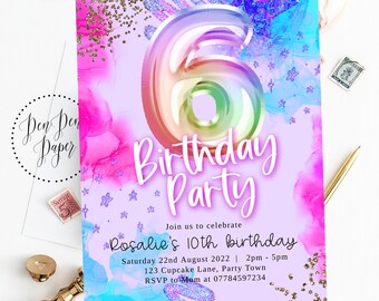 Puede incluir: Una invitación de fiesta de cumpleaños morada con un globo de número seis de color arcoíris. El texto dice "Únete a nosotros para celebrar el cumpleaños número 10 de Rosalie. Sábado 22 de agosto de 2022 | 2 pm - 5 pm. 123 Cupcake Lane, Party Town. RSVP a Mamá al 07784597234."