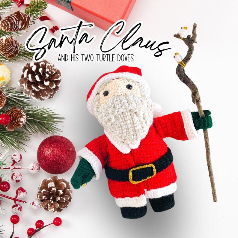 Peut inclure: Poup&eacute;e de No&euml;l en crochet repr&eacute;sentant le P&egrave;re No&euml;l tenant un b&acirc;ton avec deux petits oiseaux blancs. La poup&eacute;e porte un costume rouge et blanc avec une ceinture noire et une barbe blanche. Le texte "Santa Claus and his two turtle doves" est &eacute;crit au-dessus de la poup&eacute;e.