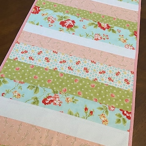 Spring Table Runner, Summer Table Runner, Spring floral Decor, Quilted Table Runner, Gift for Her, Kitchen Linens, Pastel Kitchen Decor