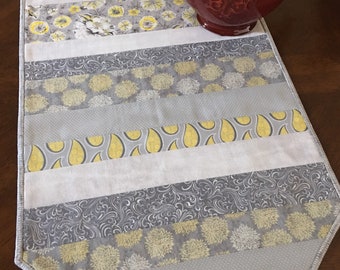 Gray and Yellow Table Runner, Quilted Table Runner, Kitchen and Dining Decor, Spring Decor, Gift for Her, Housewarming Gift, Christmas Gift