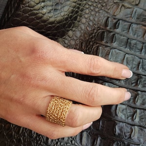 Elegant Wide Gold Ring, Chunky Mesh Statement Ring, Unique Big Bold, Oversized Cigar Band Ring, Eye-Catching Sophisticated Design for Woman