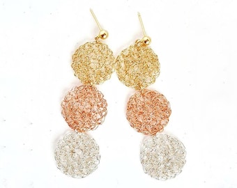 Pendientes colgantes largos con tachuelas de oro, pendientes colgantes de oro rosa y plata dorada, pendientes largos de declaración, joyas boho de oro, pendientes hechos a mano boho