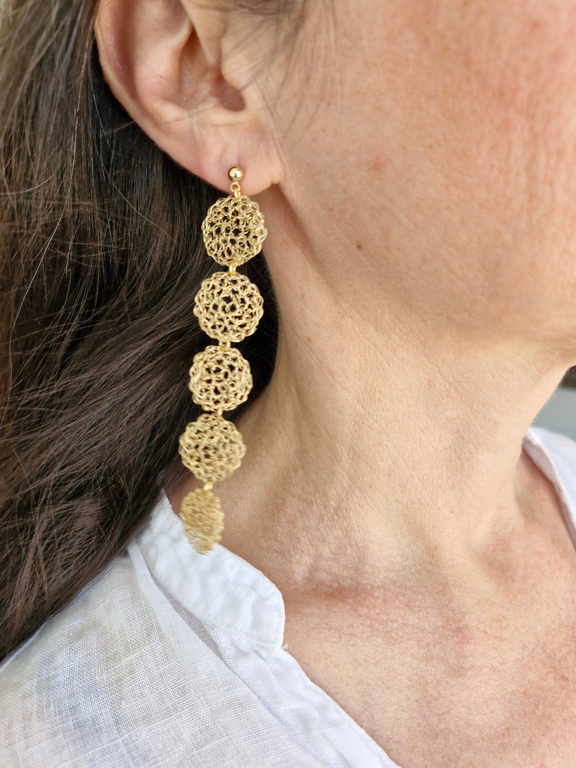 Orecchini a cerchio con pendenti a disco, moneta d'oro, ottone, boho, filigrana, semplici, regalo per lei, orecchini a cerchio geometrici, cerchi con pois dorati - Italia