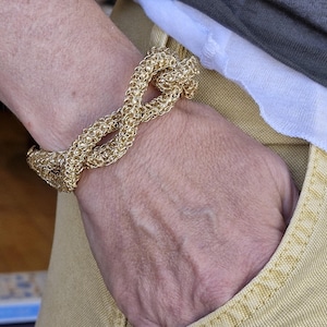 Stilvolles Gold Mesh gewebtes Armband | Einzigartiges Twist Knot Design | Mutige Statement Schmuck | Auffälliger geflochtener Schmuck | Boho Dicke Kette