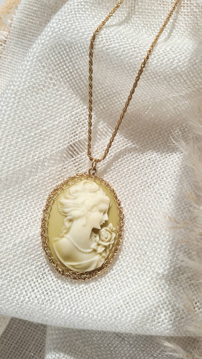 Gold Cameo Lady Pendant Necklace, Long Necklace, Vintage Cameo Necklace, Woman Cameo, Large Pendant, Cameo Jewelry, Shabby Chic Jewelry zdjęcie 4