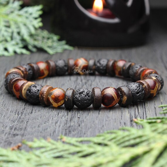 Magnificent men's bracelet with 8mm diameter natural agate beads, featuring a Tibetan Dzi pattern, volcanic lava, and coconut wood. Made in France.