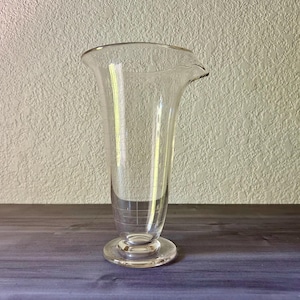 Antique 1920&#39;s 16 oz Whitehall Tatum Science Laboratory Chemistry Hand Blown and Etched Glass Footed Graduated Beaker, Chemistry Beaker