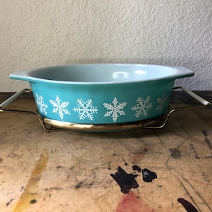 Pyrex Turquoise Turquoise Snowflake Casserole 043 w/Caddy,  1 1/2 QT Vintage Dish