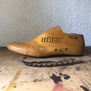 Vintage Wood Shoe Last, Vintage Industrial Display, Primitive Decor, Women Shoe Mold or Form, Men’s Shoe, Farmhouse Decor, Shoe Making Tools