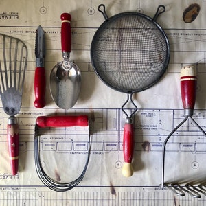 Vintage set of 6 Red Kitchen Utensils, Retro Kitchen, Farmhouse Kitchen, Red Wood Handled Kitchen Utensils, Red Handled Cooking Utensils