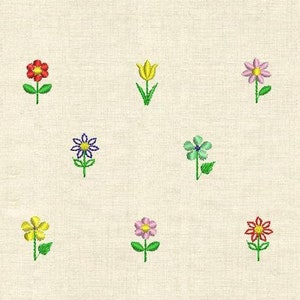 以下が含まれることがあります： 赤、黄、ピンク、青、緑など、さまざまな色の刺繍された花が8つ集まったものです。花はすべて形とサイズが異なり、ベージュの布地にランダムなパターンで配置されています。