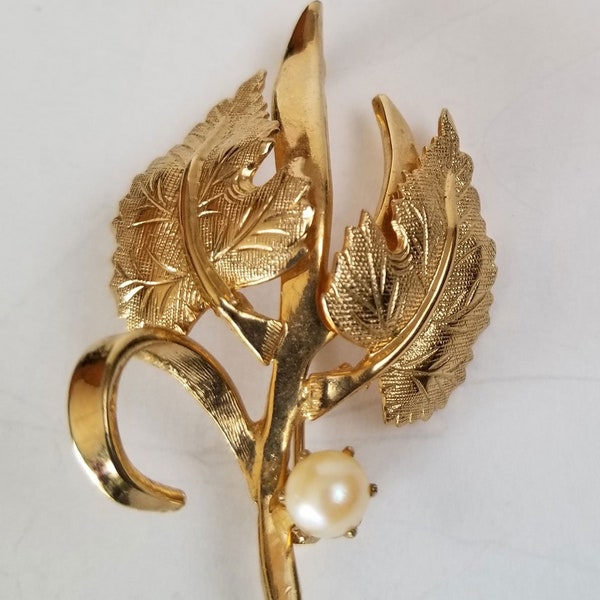 Leaf brooch, Vintage Brooks Gold Tone Cultured Pearl Leaf Brooch, Textured Gold Tone Pearl Brooch, Signed