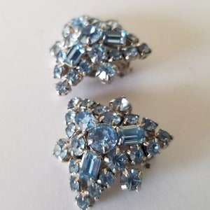 Brincos de strass azul Kramer de Nova York