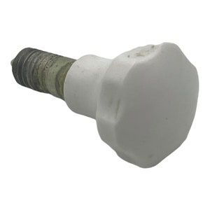 Könnte beinhalten: Weißer Kunststoffknopf mit einem Gewinde aus Metall. Der Knopf hat eine sechseckige Form und ist zum Anziehen oder Einstellen gedacht.
